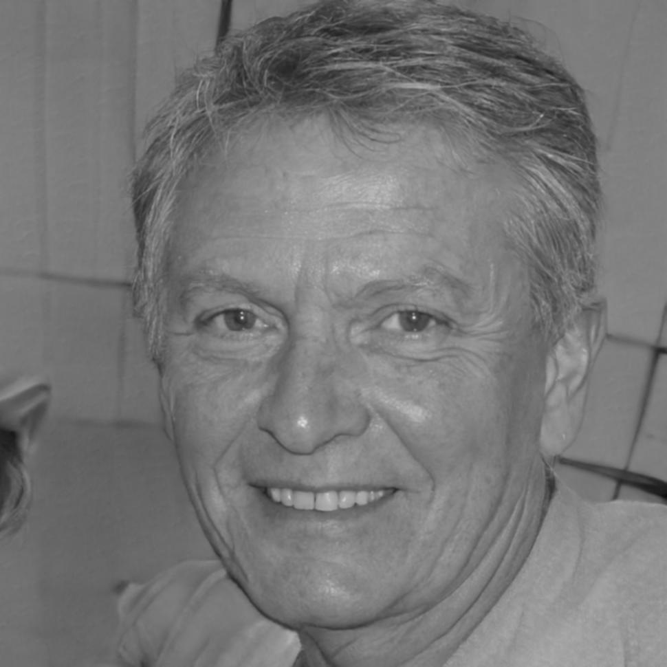Christoph beim Zeichnen in seinem Atelier